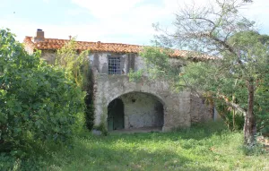 Masia rural cerca del mar en la Costa Brava