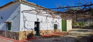 Casa cortijo con finca de olivar
