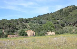 Masia rural cerca del mar en la Costa Brava