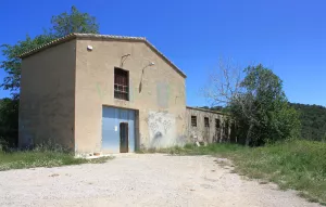 Finca con viñedo y masia rural