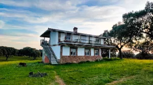 Dehesa ganadera con vivienda