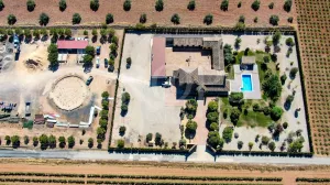 Finca residencial con olivar y viñedo