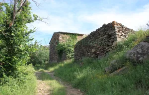 Masia rural cerca del mar en la Costa Brava