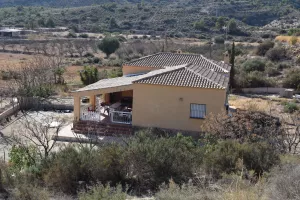 Parcela Rústica con dos chalets y cultivo